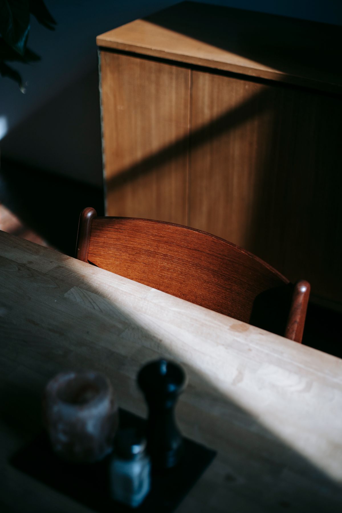 Stuhl und Sideboard aus Massivholz