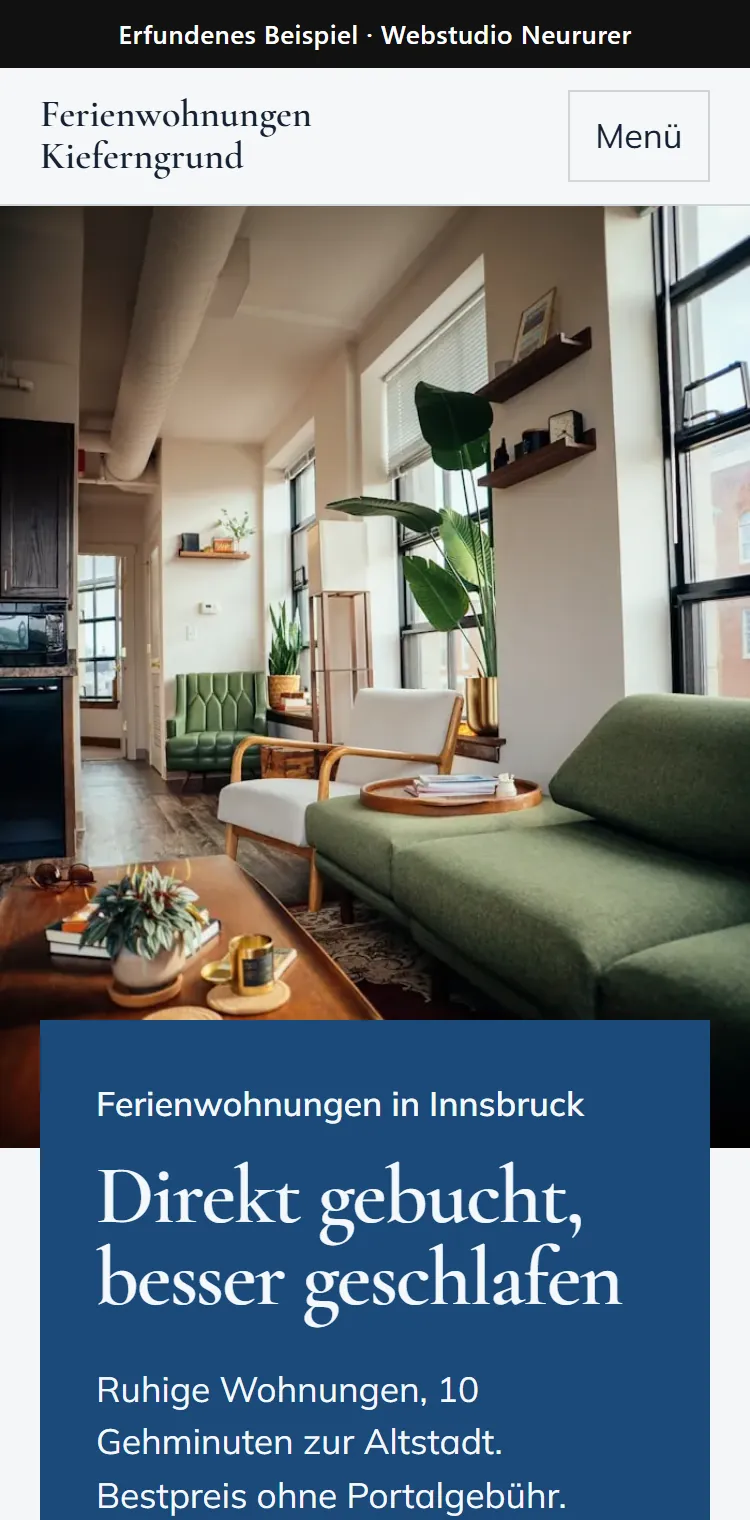 Handy-Ansicht der erfundenen Beispiel-Website Ferienwohnungen Kieferngrund: Foto eines Wohnzimmers und Überschrift