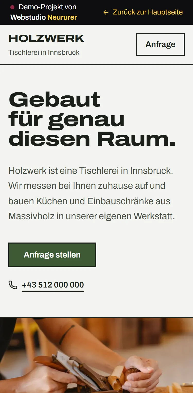 Handy-Ansicht der erfundenen Beispiel-Website Holzwerk Tischlerei: Überschrift, Anfrage-Knopf, Telefonnummer und Foto aus der Werkstatt