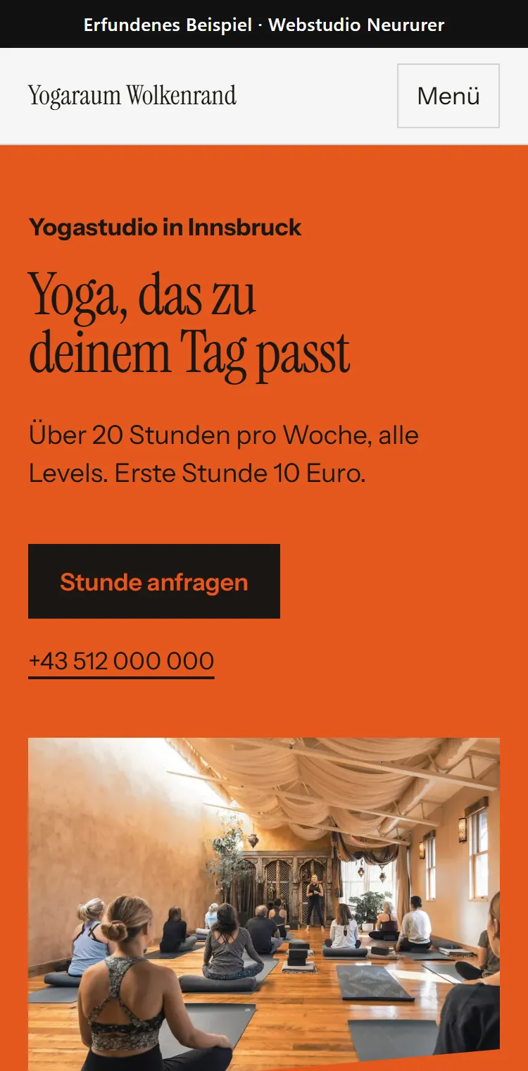 Handy-Ansicht der erfundenen Beispiel-Website Yogaraum Wolkenrand: Überschrift, Anfrage-Knopf, Telefonnummer und Foto einer Yogastunde